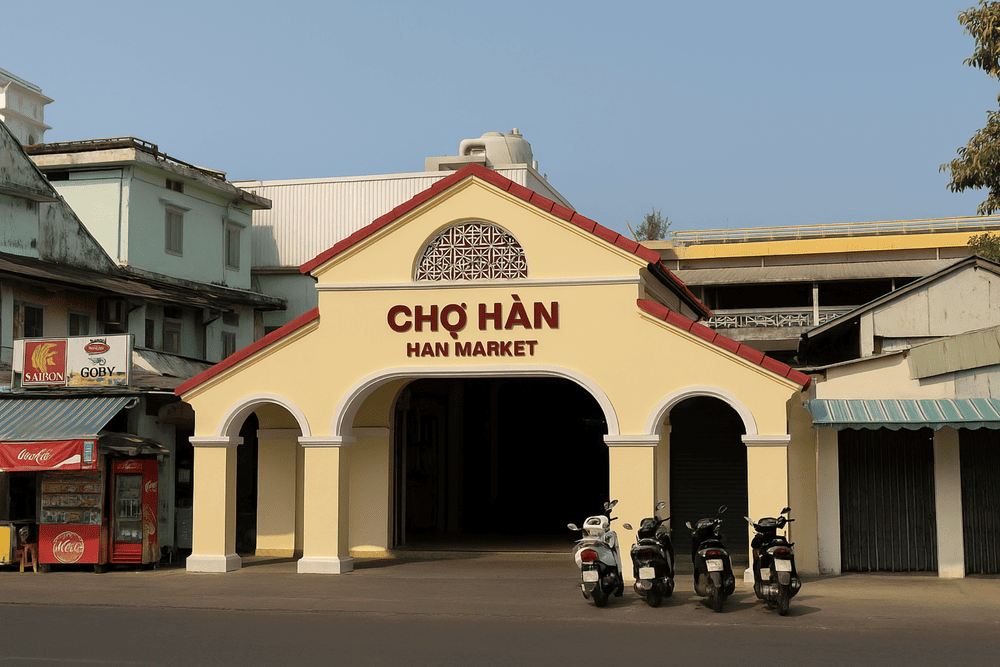 Han Market is located right in the city center, featuring a spacious facade and easy access for tourists